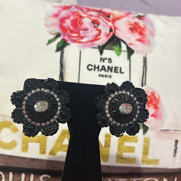 Vintage Black Beaded Bradley Levin Clip-on Flower Earrings-Boutique - Picture 8 of 10